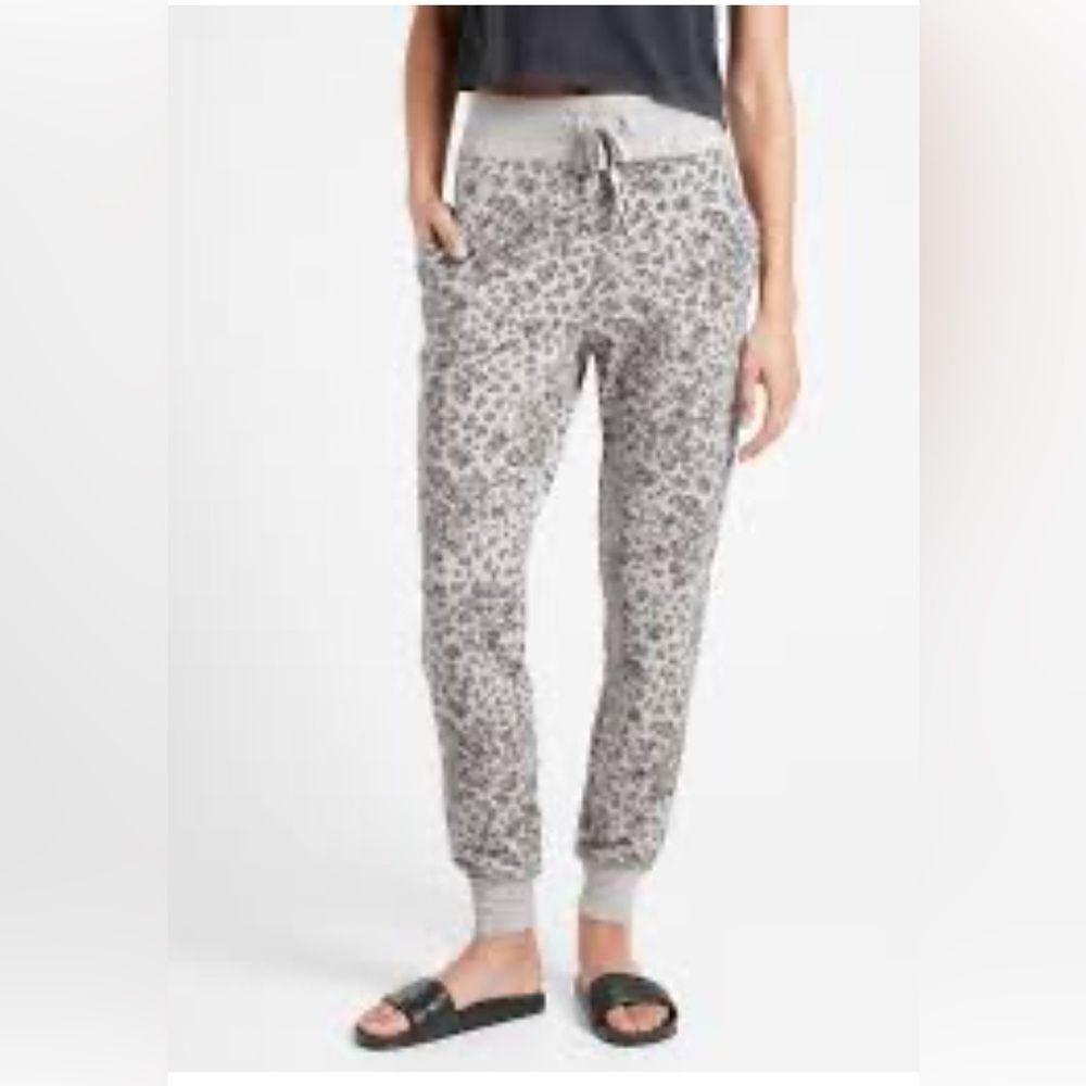 Athleta Balance printed joggers. Sz small. athleisure, loungewear, buttery soft